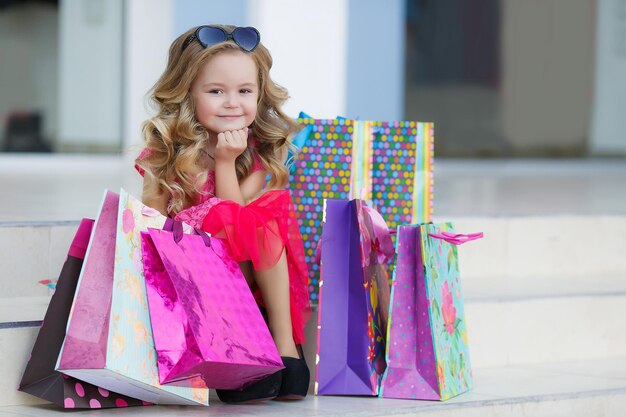 linda niña de compras al aire libre