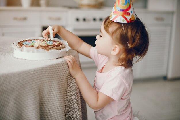 Linda niña divertirse en casa