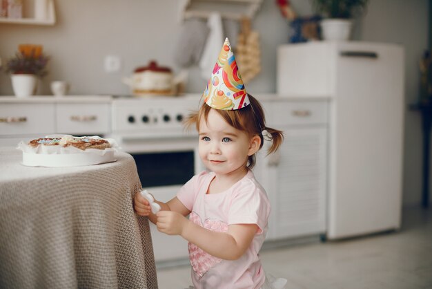 Linda niña divertirse en casa