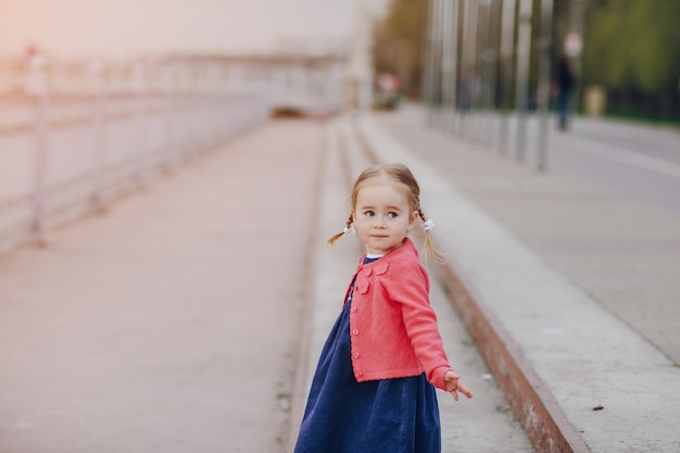 linda niña en un parque