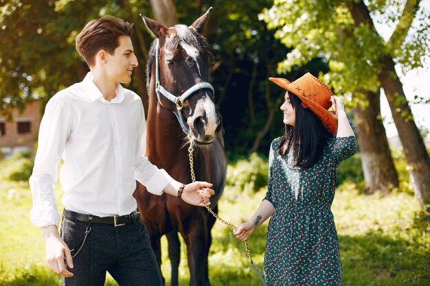 Linda pareja amorosa con caballo en el rancho