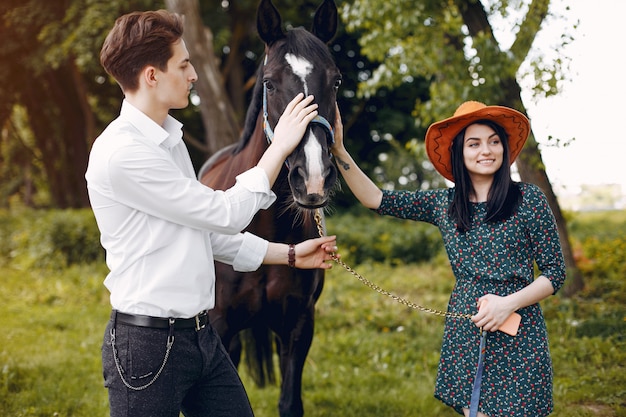 Linda pareja amorosa con caballo en el rancho