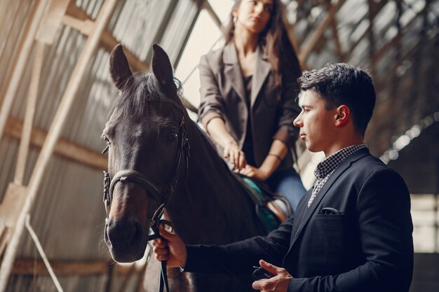 Linda pareja amorosa con caballo en el rancho