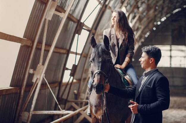 Linda pareja amorosa con caballo en el rancho