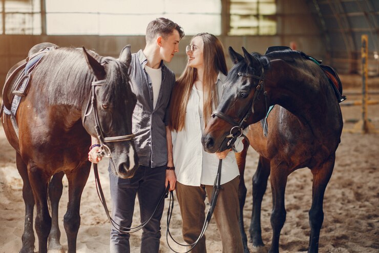 Foto gratuito linda pareja amorosa con caballo en el rancho