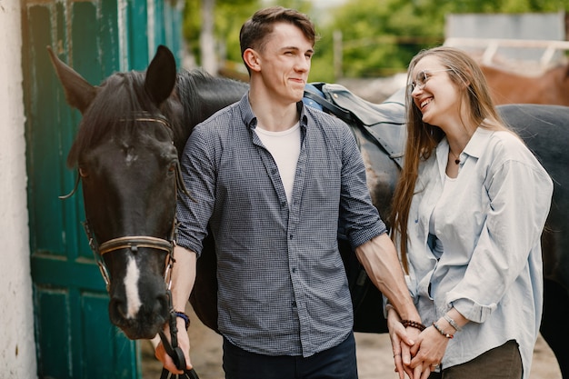 Linda pareja amorosa con caballo en el rancho