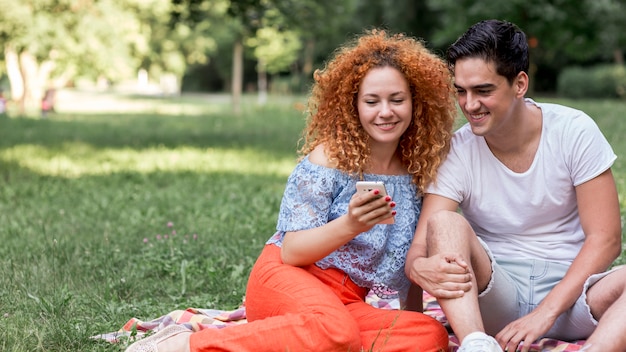 Linda pareja amorosa feliz al aire libre tomando un selfie