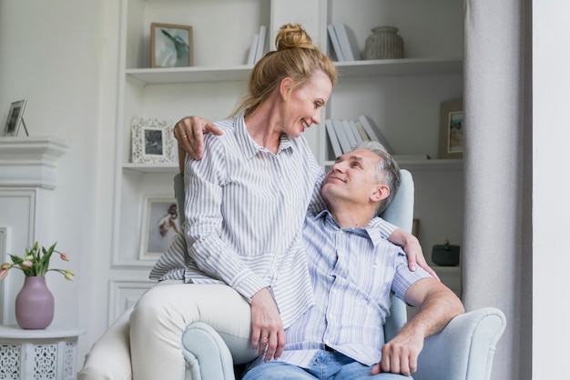 Foto gratuita linda pareja de ancianos juntos en un sofá