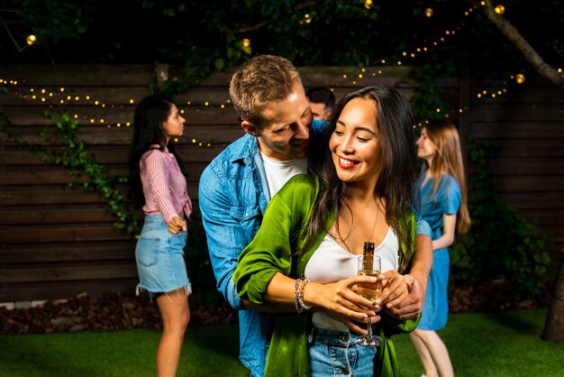 Linda pareja con bebidas al aire libre