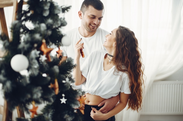 Linda pareja en casa en un cálido suéteres