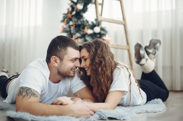 Linda pareja en casa en un cálido suéteres