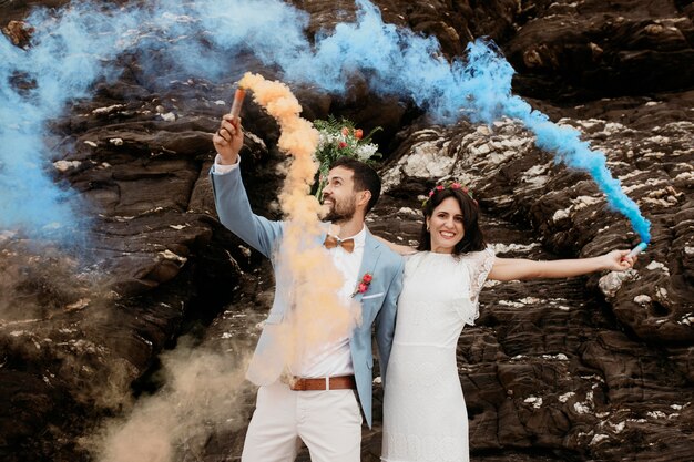 Linda pareja celebrando su boda en la playa