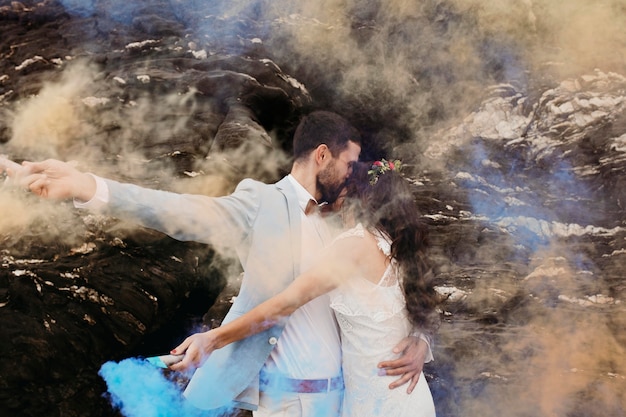 Foto gratuita linda pareja celebrando su boda en la playa