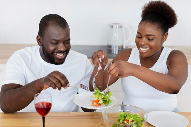 Linda pareja con una cena romántica