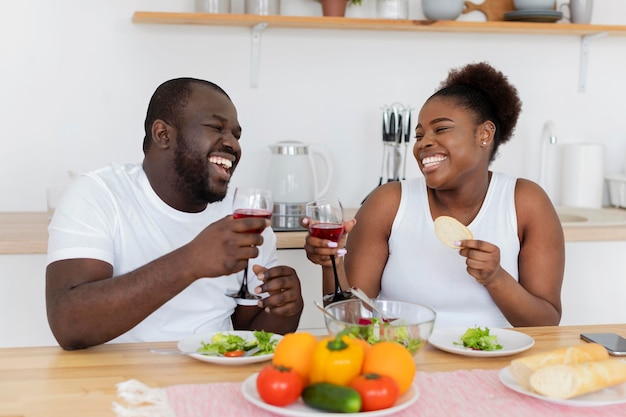 Linda pareja con una cena romántica