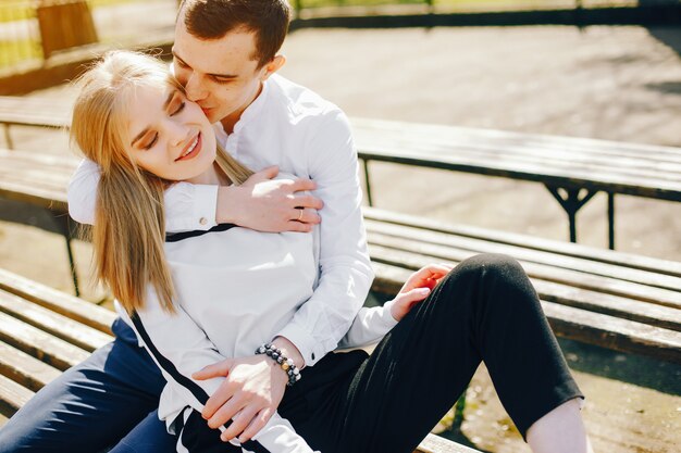 linda pareja en una ciudad