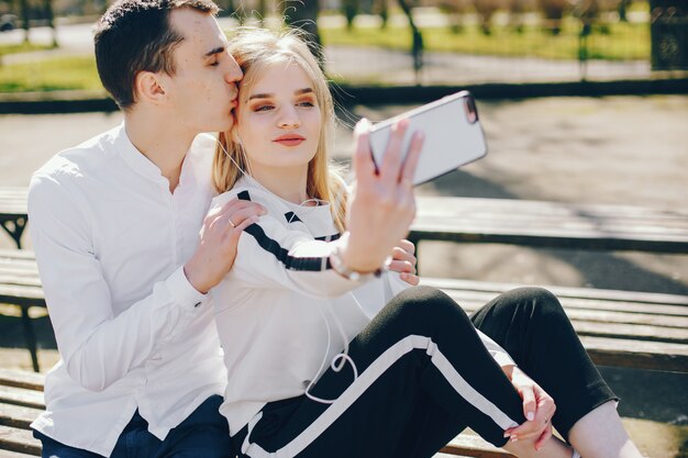 linda pareja en una ciudad