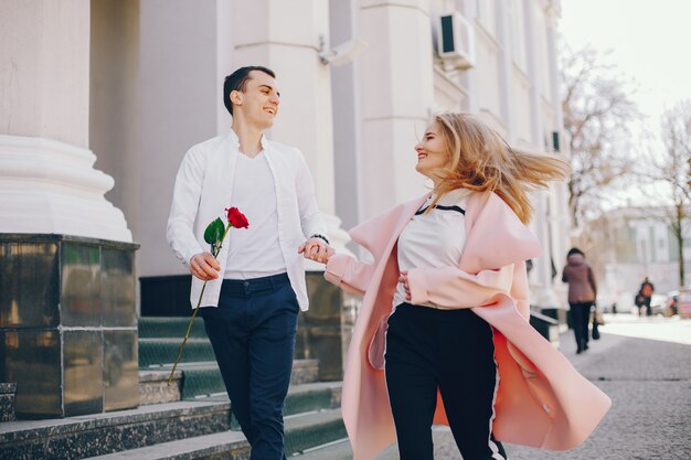 linda pareja en una ciudad