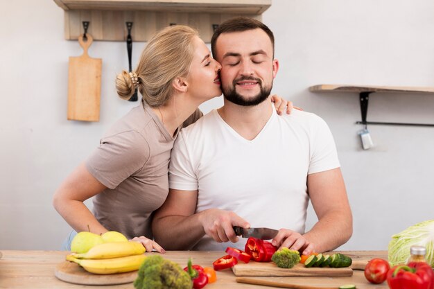 Linda pareja cocinando en la cocina