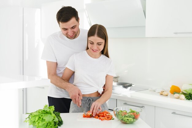 Linda pareja cocinando