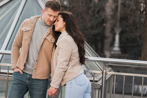 Linda pareja cogidos de la mano afuera