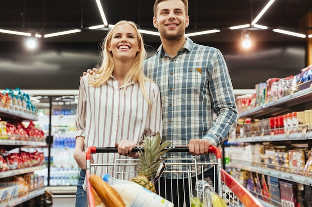 Linda pareja de compras juntos