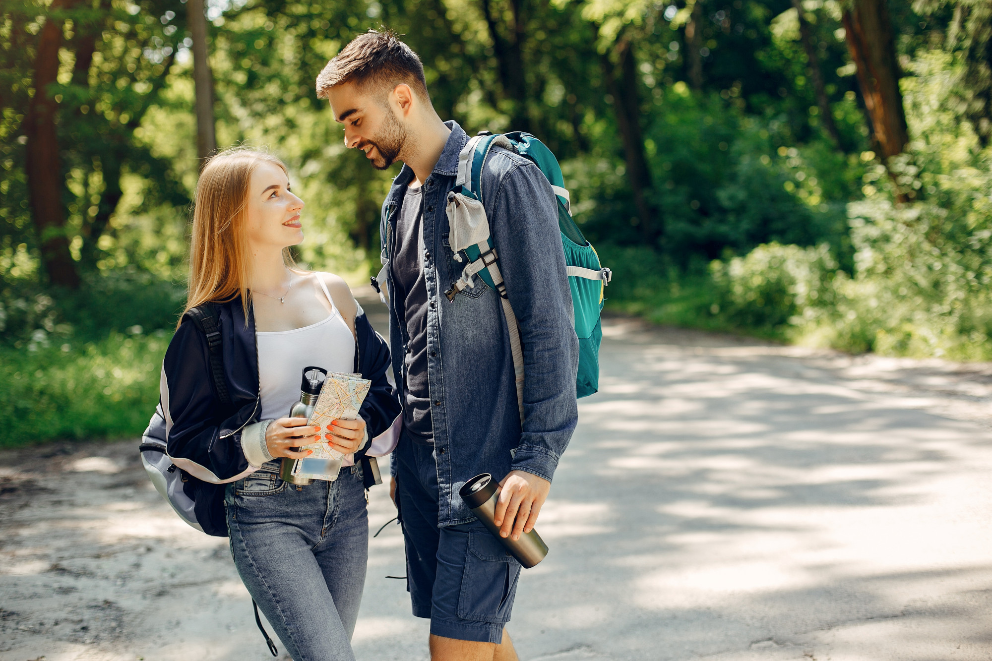 Linda pareja descansa en un bosque de verano