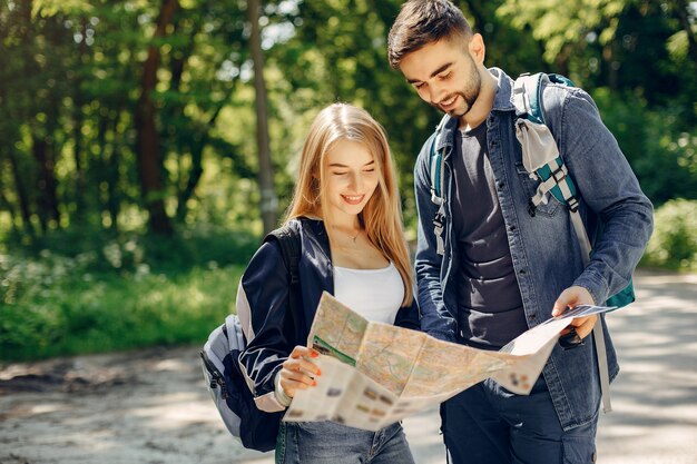 Linda pareja descansa en un bosque de verano