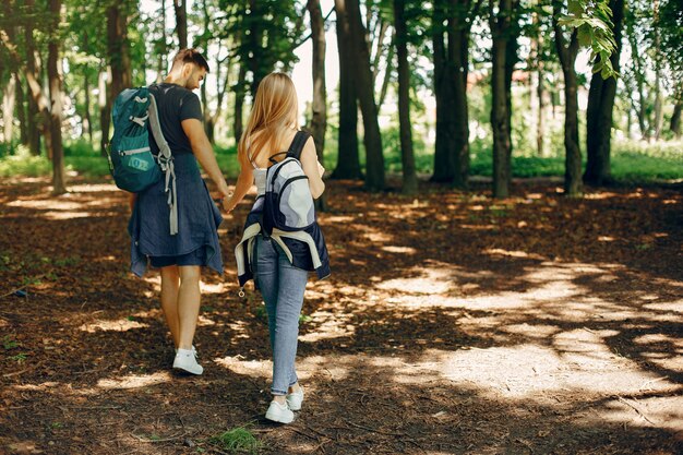 Linda pareja descansa en un bosque de verano