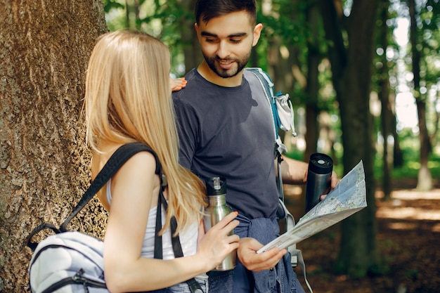 Foto gratuita linda pareja descansa en un bosque de verano