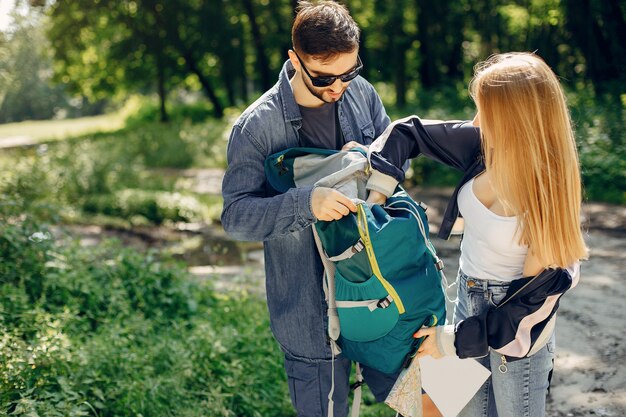 Linda pareja descansa en un bosque de verano