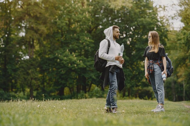 Foto gratuita linda pareja descansa en un bosque de verano