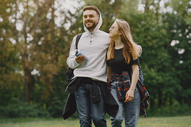 Linda pareja descansa en un bosque de verano