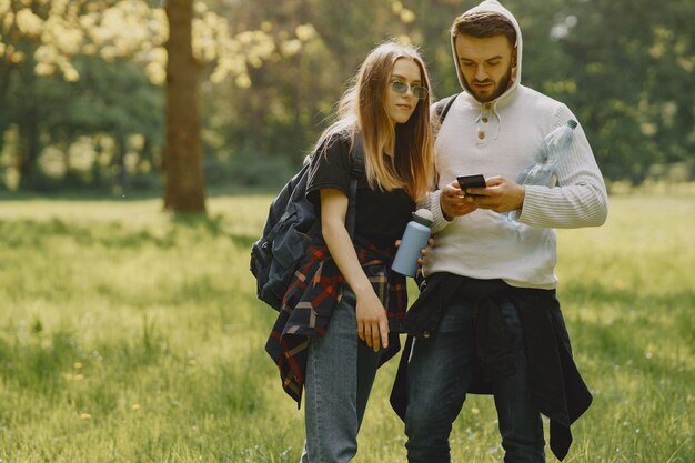 Linda pareja descansa en un bosque de verano