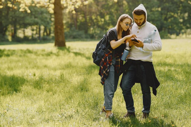 Linda pareja descansa en un bosque de verano