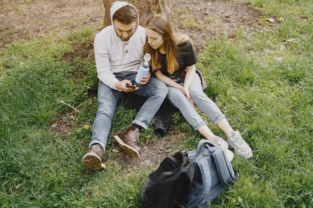 Linda pareja descansa en un bosque de verano