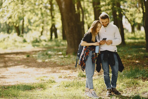 Linda pareja descansa en un bosque de verano