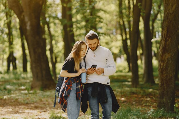 Linda pareja descansa en un bosque de verano