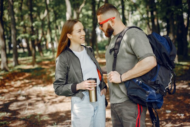 Linda pareja descansa en un bosque