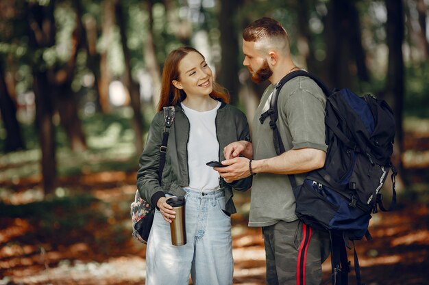 Linda pareja descansa en un bosque