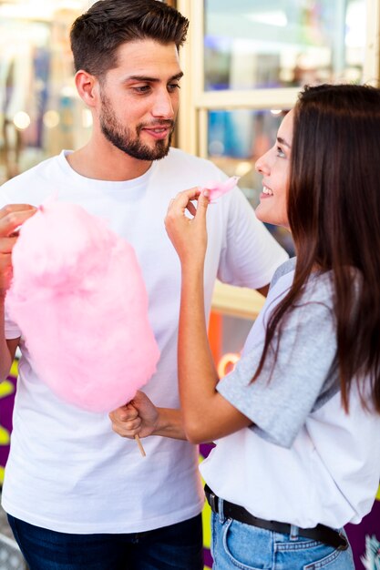 Linda pareja disfrutando de algodón de azúcar