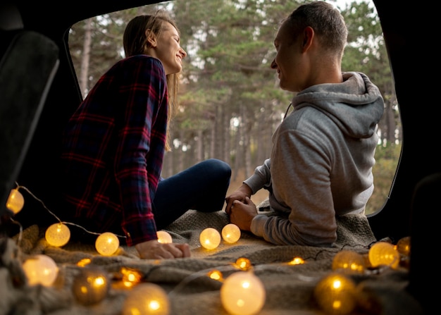 Foto gratuita linda pareja disfrutando juntos de viaje por carretera