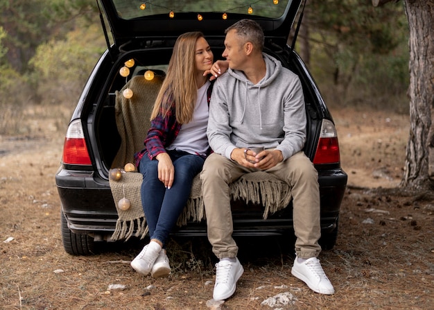 Linda pareja disfrutando juntos de viaje por carretera