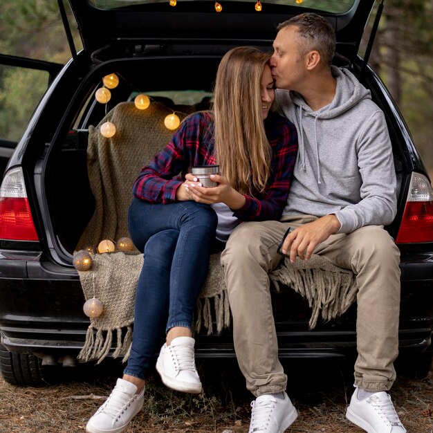 Linda pareja disfrutando juntos de viaje por carretera