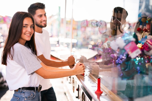 Foto gratuita linda pareja divirtiéndose en la feria.