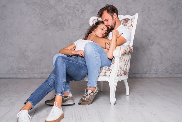 Linda pareja durmiendo en un sillón