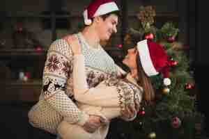 Foto gratuita linda pareja de enamorados de navidad