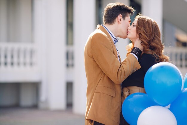 Linda pareja encantadora mujer y hombres al aire libre