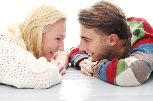 Linda pareja está enamorada el uno del otro