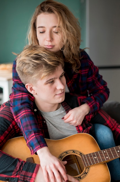 Linda pareja con guitarra